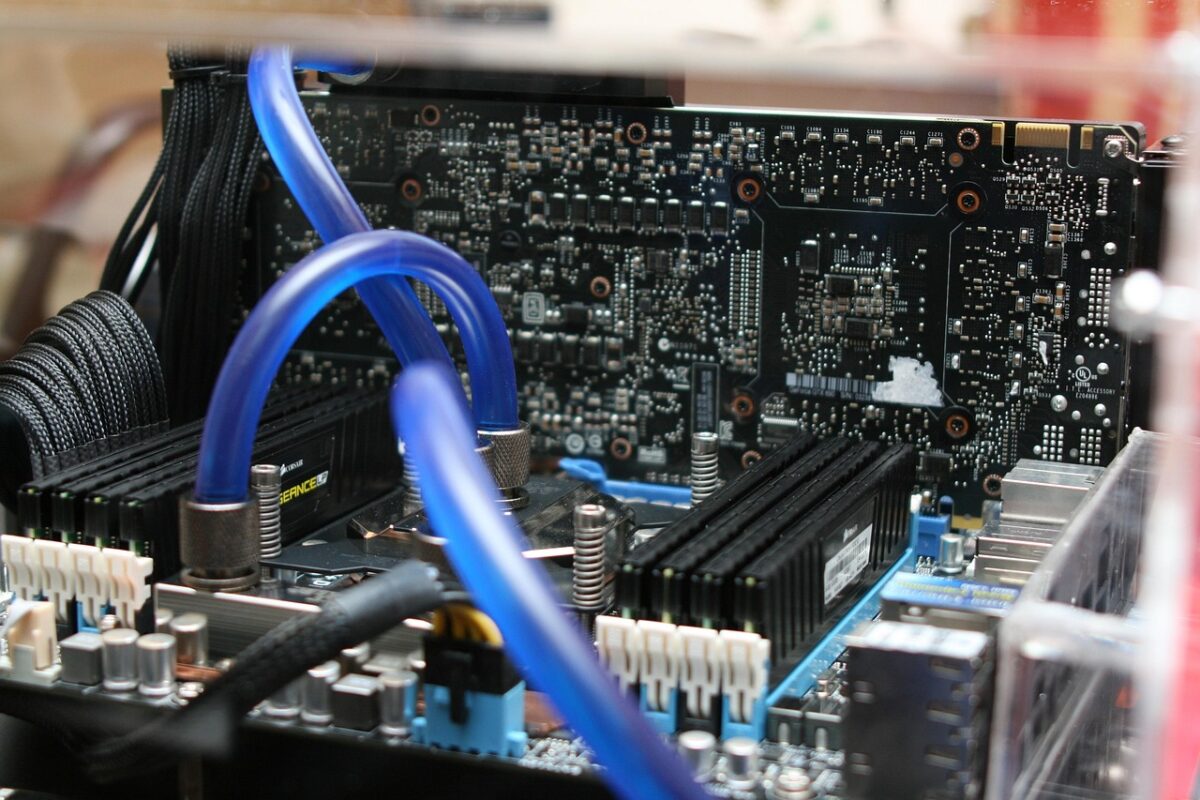 Cooling pads, laptop stands and what actually lowers temperatures - PC gaming peripherals and desk setup