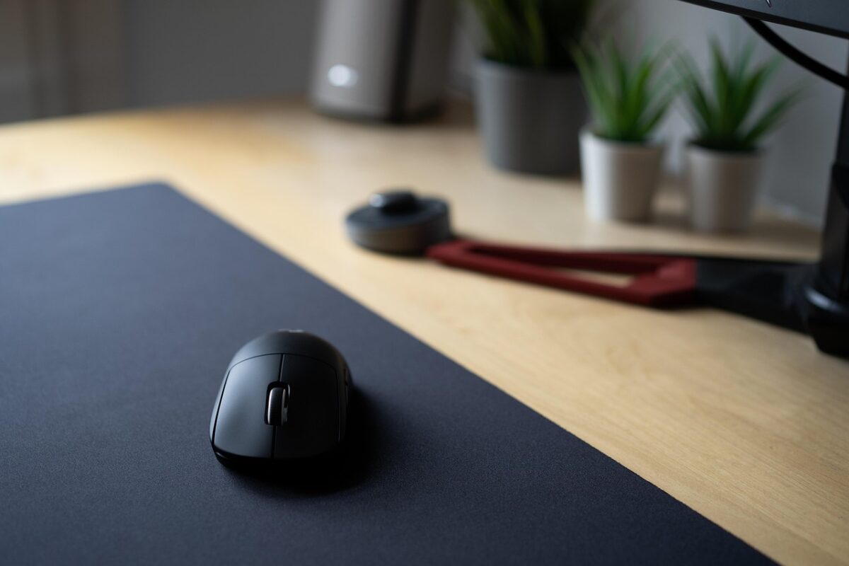 How large a mouse pad should be, in practice - PC gaming peripherals and desk setup