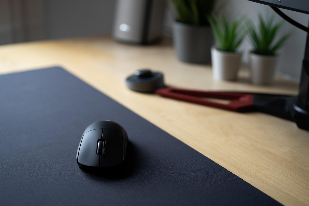 How large a mouse pad should be, in practice - PC gaming peripherals and desk setup